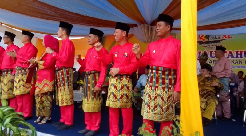 Gubernur Riau Beserta Bupati Rohil Melepas Peserta Pawai Ta'aruf MTQ Riau Ke - XL di Bagansiapiapi 24