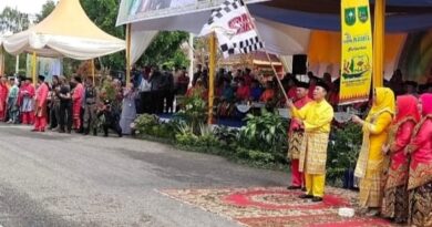 Gubernur Riau Beserta Bupati Rohil Melepas Peserta Pawai Ta'aruf MTQ Riau Ke - XL di Bagansiapiapi 6