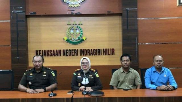 Kejaksaan Tahan Mantan Bupati Indragiri Hilir Riau Tersangka Korupsi 16