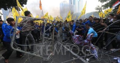 Demo Tolak Kenaikan Harga BBM, PMII Guncang-guncang Gerbang Balai Kota Jakarta 5