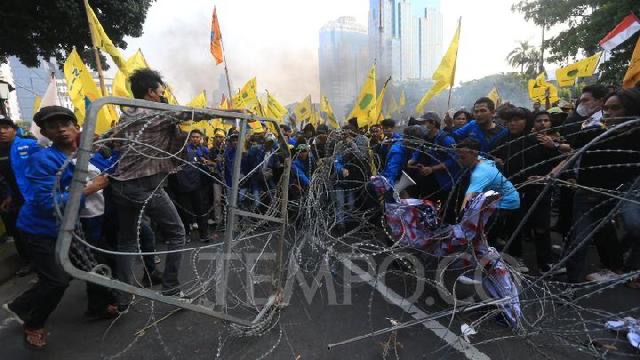 Demo Tolak Kenaikan Harga BBM, PMII Guncang-guncang Gerbang Balai Kota Jakarta 28