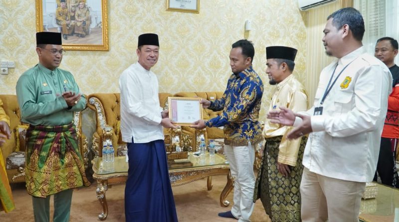 Dirjen Politik Pemerintahan Umum dan Dari Asosiasi Dosen Ilmu Pemerintahan seluruh Indonesia Memberikan Penghargaan Dua Sekaligus Kepada Bupati Rohil Afrizal Sintong 19