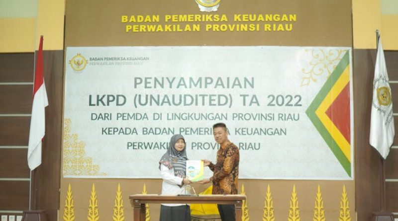 Bupati Rohil, Afrizal Sintong Menyerahkan Laporan keuangan TA 2022 Ke BPK Riau Siap Untuk Diperiksa Secara Rinci 13